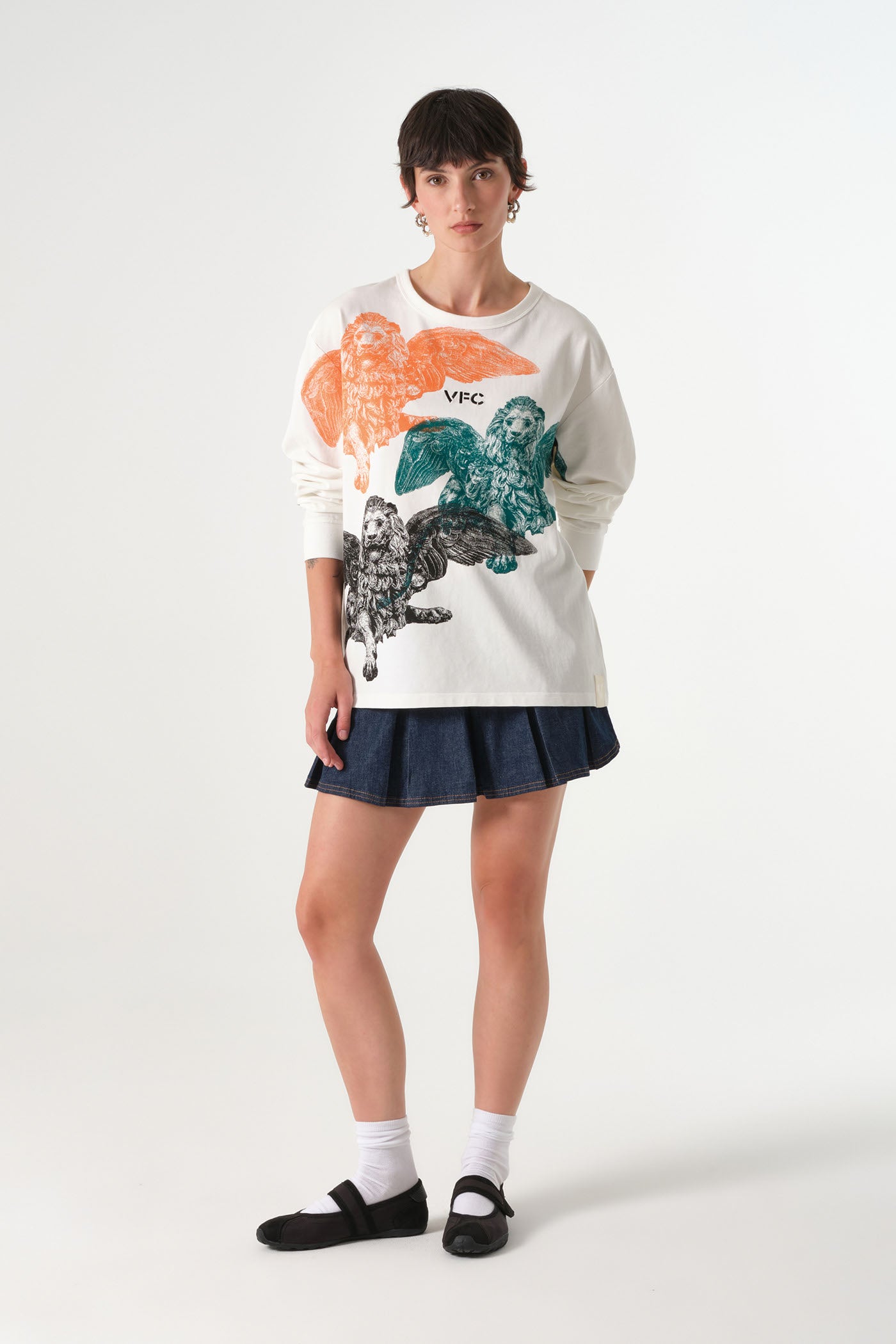 26/27 VFC Travel Lion Statue Tee – Long Sleeves